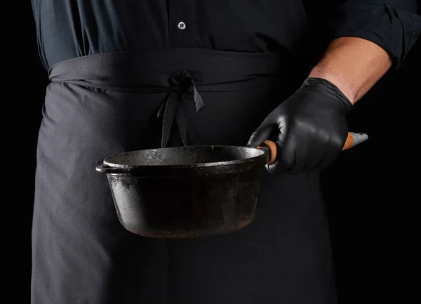 Cozinhe Uniforme Preto Luvas Látex Mantém Uma Panela Ferro Fundido — Fotografia de Stock