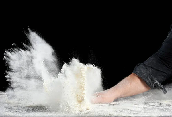 Koki Dalam Seragam Hitam Menaburkan Tepung Gandum Putih Arah Yang — Stok Foto