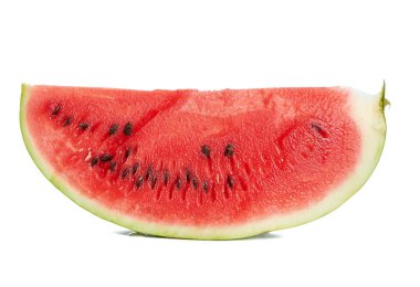 Beyaz arka planda izole edilmiş kahverengi tohumlu olgun sulu bir karpuz parçası, yaz meyvesi