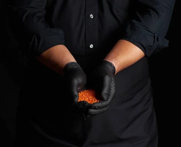 Chef Dalam Sarung Tangan Lateks Hitam Memegang Kacang Mentah Telapak — Stok Foto