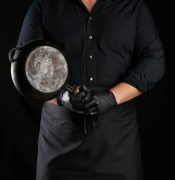 Macho Cozinheiro Uniforme Preto Luvas Látex Detém Uma Rodada Vazia — Fotografia de Stock