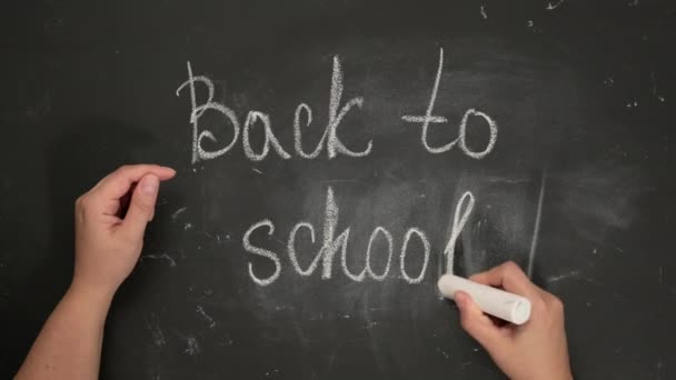 Ženská Ruka Drží Bílou Křídu Odepisuje Školy Černé Tabuli Začátek — Stock video