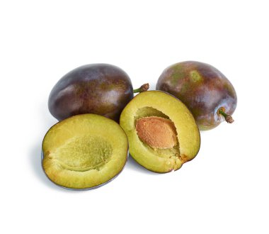 Olgunlaşmış mavi erik, bir kemikle ikiye bölünmüş. Beyaz arkaplanda meyveler izole edilmiş