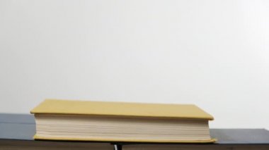 Bir sürü ciltli kitap, el kitapları üst üste beyaz arka plan, okuma konsepti.