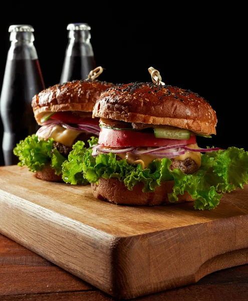 Deliciosa Hamburguesa Con Chuleta Ternera Frita Cebolla Pan Crujiente Harina —  Fotos de Stock