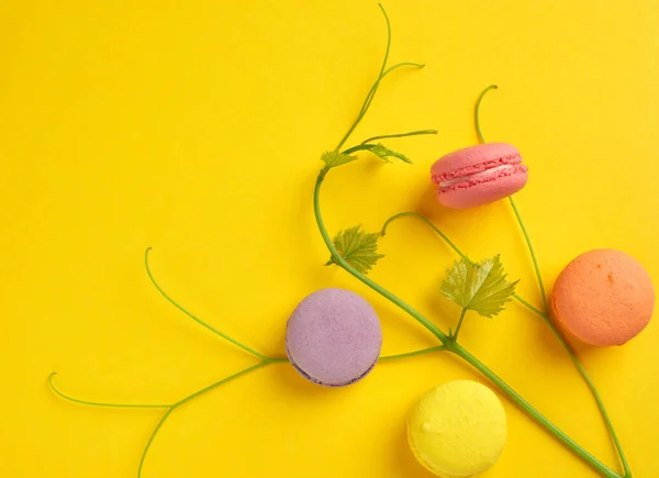 Macarons Ronds Multicolores Cuits Four Dessert Repose Sur Fond Jaune — Photo