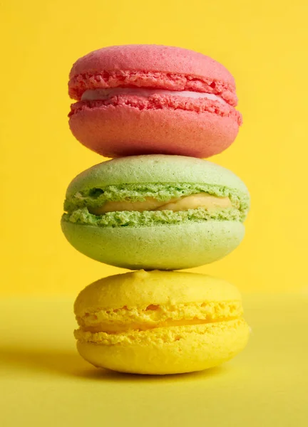 Stapel Gebakken Macarons Een Gele Achtergrond Heerlijk Dessert Gemaakt Van — Stockfoto