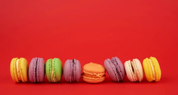 Stapel Van Multi Gekleurde Gebakken Macarons Amandelmeel Taarten Een Rode — Stockfoto