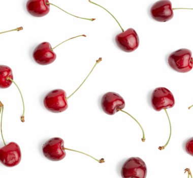 Olgun kırmızı, sulu, tatlı kirazlar beyaz bir arka planda izole, üst manzara, düz uzanmış