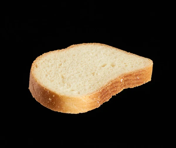 Świeży Owalny Plaster Chleba Białej Mąki Pszennej Izolowany Czarnym Tle — Zdjęcie stockowe