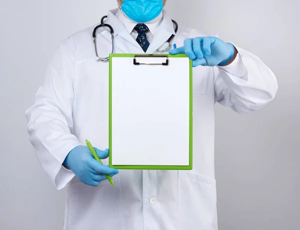 Médico Con Una Capa Médica Blanca Guantes Látex Azul Sostiene — Foto de Stock