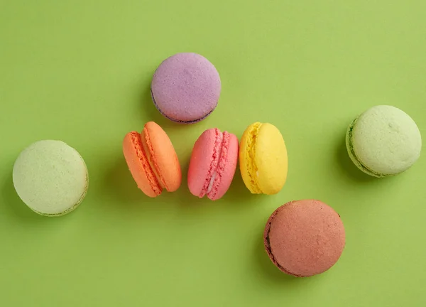 Gebakken Multi Gekleurde Macaroon Koekjes Liggen Een Rij Een Groene — Stockfoto