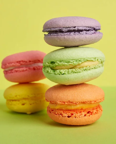 Pilha Macarons Assados Fundo Verde Amarelo Sobremesa Deliciosa Feita Farinha — Fotografia de Stock