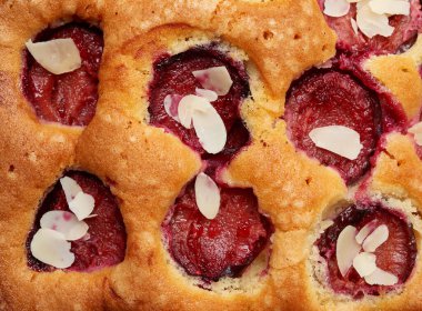 Kurutulmuş erikli sünger keki, tam çerçeve, lezzetli tatlı, kapat.