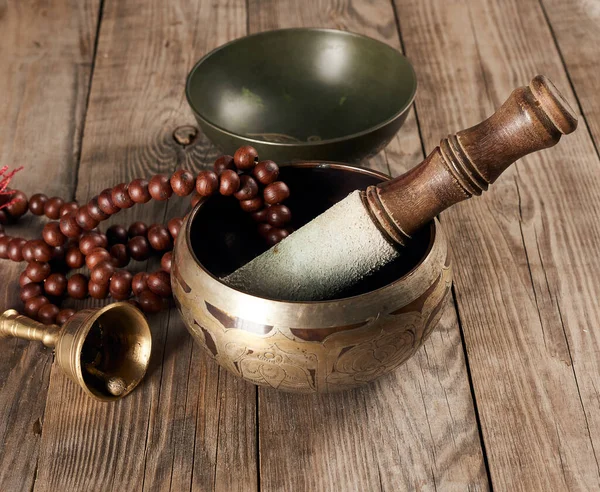 Tazón Cobre Tibetano Cantando Con Una Palmada Madera Una Mesa — Foto de Stock