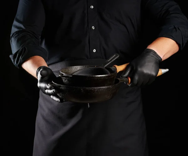 Macho Cozinheiro Uniforme Preto Luvas Látex Detém Uma Rodada Vazia — Fotografia de Stock