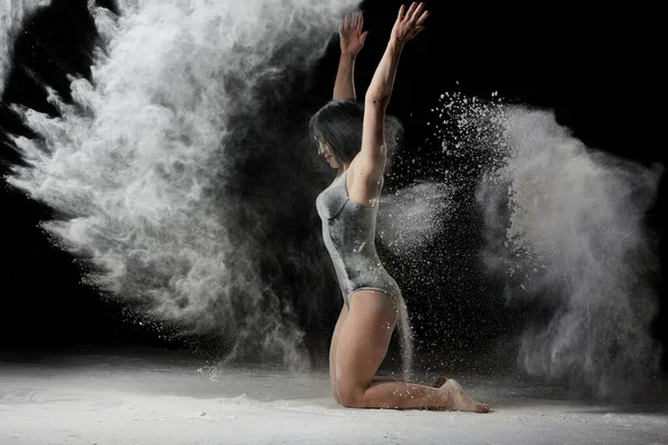 Young Woman Athletic Body Sits Floor Throws White Flour Dust — Stock Photo, Image