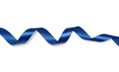 bükülmüş mavi ipek kurdele beyaz arkaplanda izole edilmiş, hediye dekoru için tasarımcı unsuru, kapat