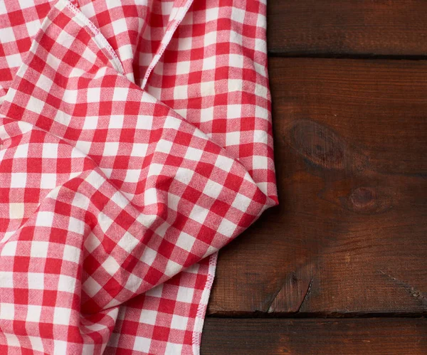 Handuk Dapur Tekstil Merah Putih Pada Latar Belakang Kayu Coklat — Stok Foto
