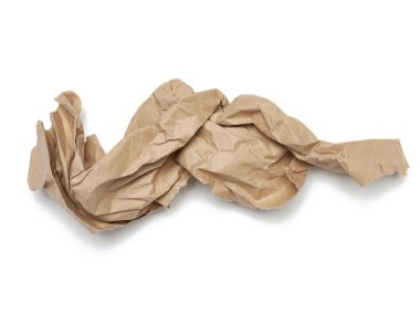 Beyaz zemin üzerinde izole edilmiş kıvrık kahverengi kağıt yaprak, üst görünüm