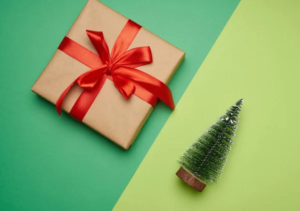 Caja Cuadrada Atada Con Cinta Seda Roja Árbol Navidad Decorativo — Foto de Stock