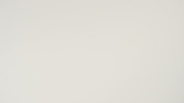 İki kadın eli beyaz bir masanın üzerine sarılı dikdörtgen bir kutu kahverengi kraft kağıdına sarılı, mavi ipek bir kurdele ile bağlanmış bir hediye, üst manzara.