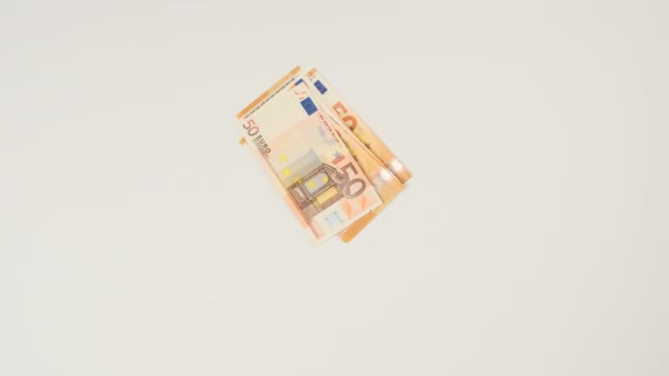 様々な紙幣とユーロ紙幣が白い背景に積み重なっています — ストック動画