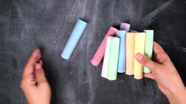 Mano Femenina Pone Una Pila Lápices Colores Para Dibujar Una — Vídeos de Stock