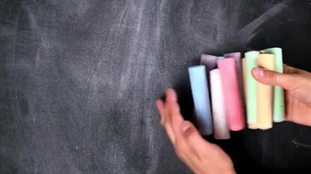 Θηλυκό Χέρι Βάζει Μια Στοίβα Χρωματιστά Κραγιόνια Για Σχέδιο Μια — Αρχείο Βίντεο