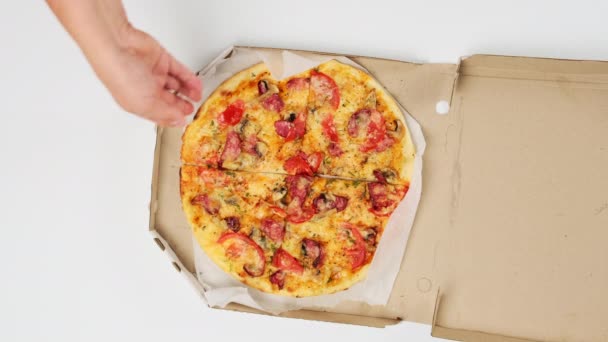 Pieczona Okrągła Pizza Serem Pomidorami Kiełbasą Grzybami Pokrojona Kawałki Białym — Wideo stockowe