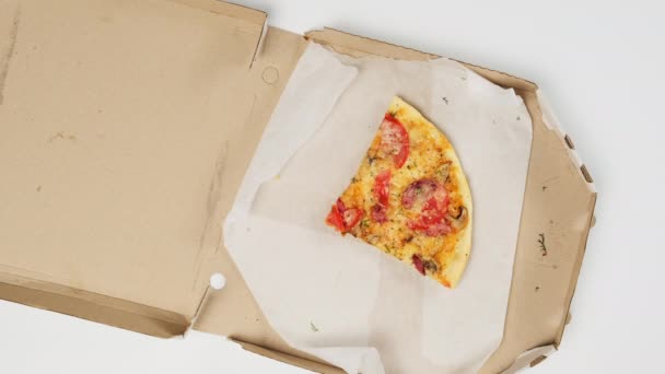 Man Hand Ger Kvinna Bit Läcker Bakad Pizza Med Korv — Stockvideo