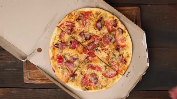 Pieczona Okrągła Pizza Serem Pomidorami Kiełbasą Grzybami Pokrojona Kawałki Białym — Wideo stockowe