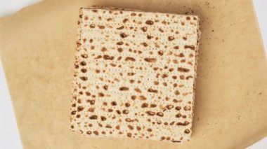  Kahverengi parşömen kağıdının üstünde kare matza, üst manzara. Seder 'in bayramlık Paskalya yemeği için.