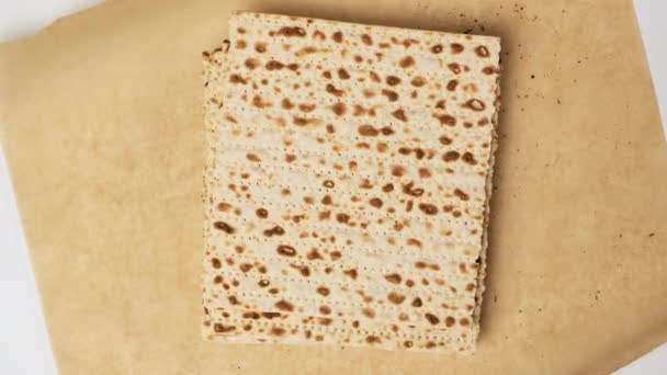 Kadın Kahverengi Parşömen Kağıdının Üzerine Kare Bir Matza Koyar Seder — Stok video