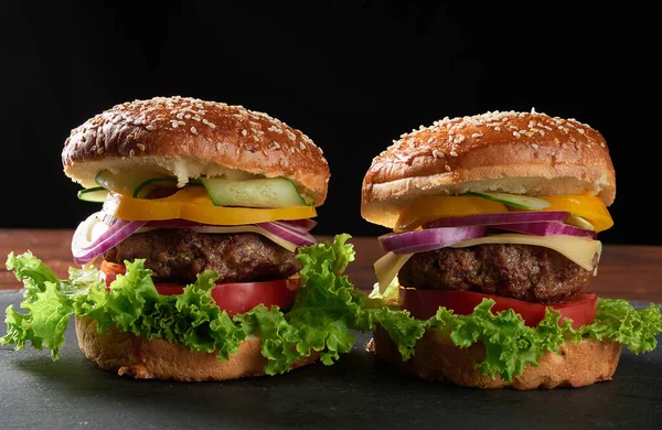 Dwa Pyszne Hamburgery Smażonym Kotletem Wołowym Pomidorem Sałatą Cebulą Chrupiąca — Zdjęcie stockowe
