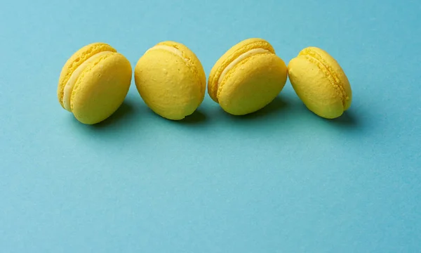 Macarons Ronds Citron Jaune Sur Fond Bleu Desserts Rangés Gros — Photo