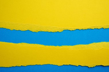 Sarı kağıdın yırtık kenarlı soyut arkaplan, mavi arkaplan, kapat