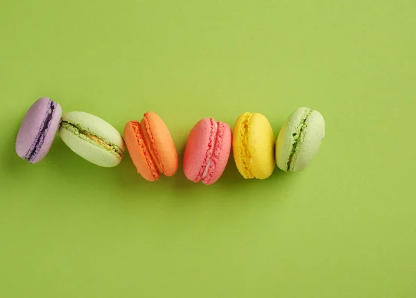 Gebakken Multi Gekleurde Macarons Koekjes Liggen Een Rij Een Groene — Stockfoto