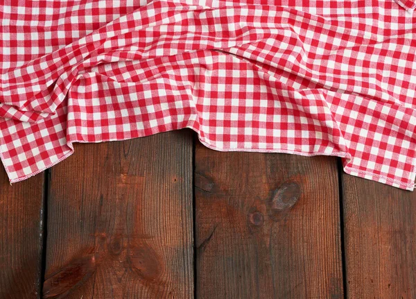 Handuk Dapur Tekstil Merah Putih Pada Latar Belakang Kayu Coklat — Stok Foto