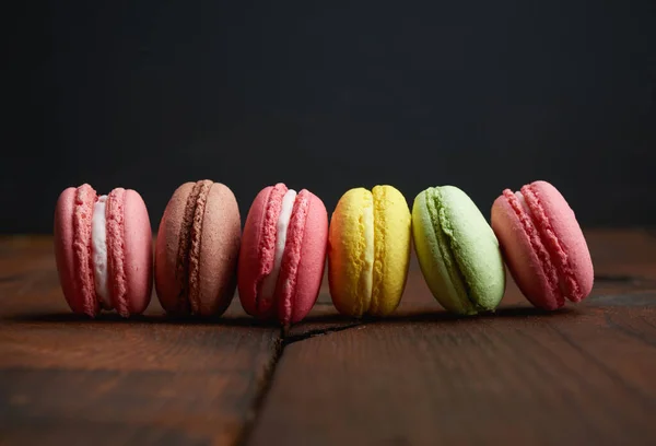 Gebakken Multi Gekleurde Macarons Koekjes Liggen Een Rij Een Bruine — Stockfoto