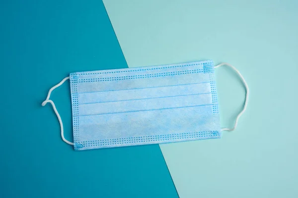 Blauw Wegwerp Medisch Masker Blauwe Achtergrond Persoonlijke Beschermingsmiddelen Voor Luchtwegen — Stockfoto