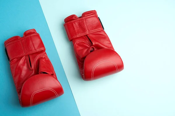 Pár Červených Kožených Boxerských Rukavic Modrém Pozadí Ploché Ležely — Stock fotografie