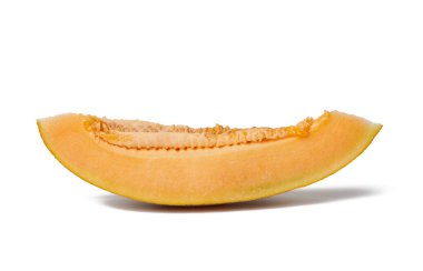 Çekirdekli olgun kavun parçası, portakal suyu, beyaz arka planda izole edilmiş meyve, kapat.