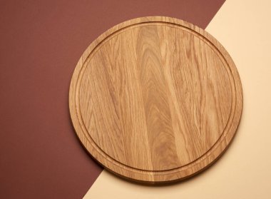 Kahverengi bej arka planda yeni boş tahta kesme tahtası, üst görünüm