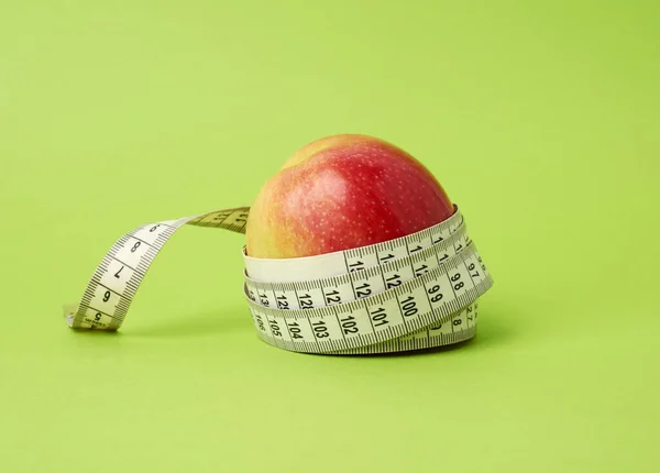 Red Ripe Apple Wrapped Centimeter Green Background Body Weight Control — Stock Photo, Image