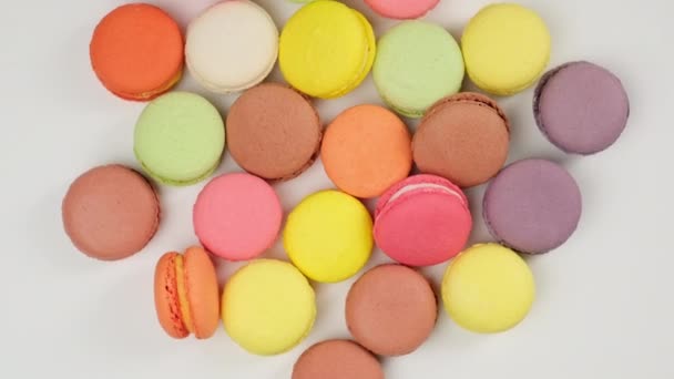 Runde Gebackene Mehrfarbige Mandelmehlkuchen Macarons Dessert Auf Weißem Hintergrund Süßigkeiten — Stockvideo