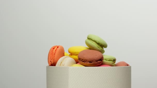 Runde Gebackene Mehrfarbige Mandelmehlkuchen Macarons Dessert Auf Weißem Hintergrund Süßigkeiten — Stockvideo