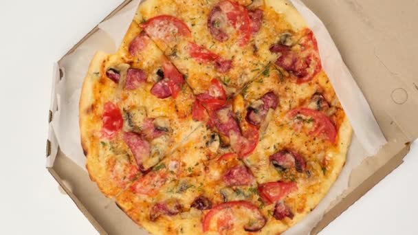 Pieczona Okrągła Pizza Serem Pomidorami Kiełbasą Grzybami Pokrojona Kawałki Białym — Wideo stockowe