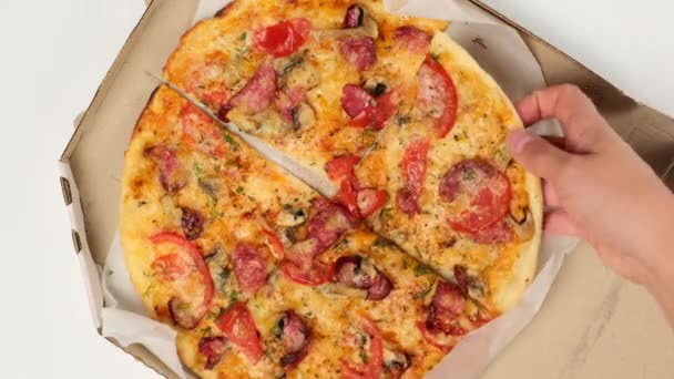 Gebakken Ronde Pizza Met Kaas Tomaten Worst Champignons Stukjes Gesneden — Stockvideo