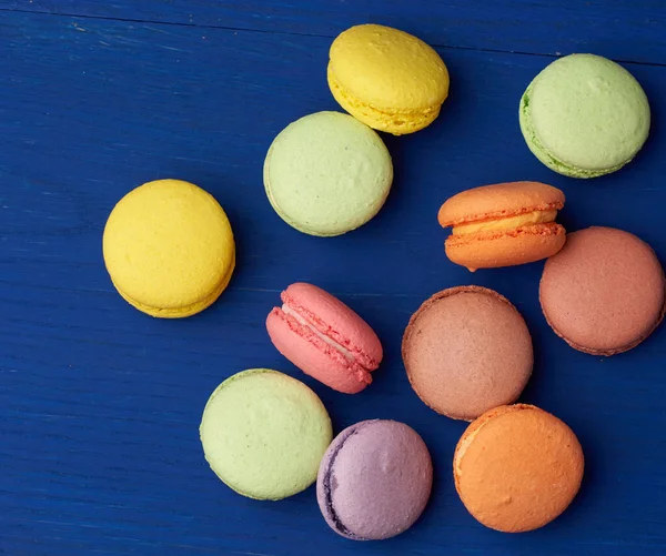 Pila Pasteles Macarrones Horneados Redondos Multicolores Sobre Fondo Madera Azul — Foto de Stock